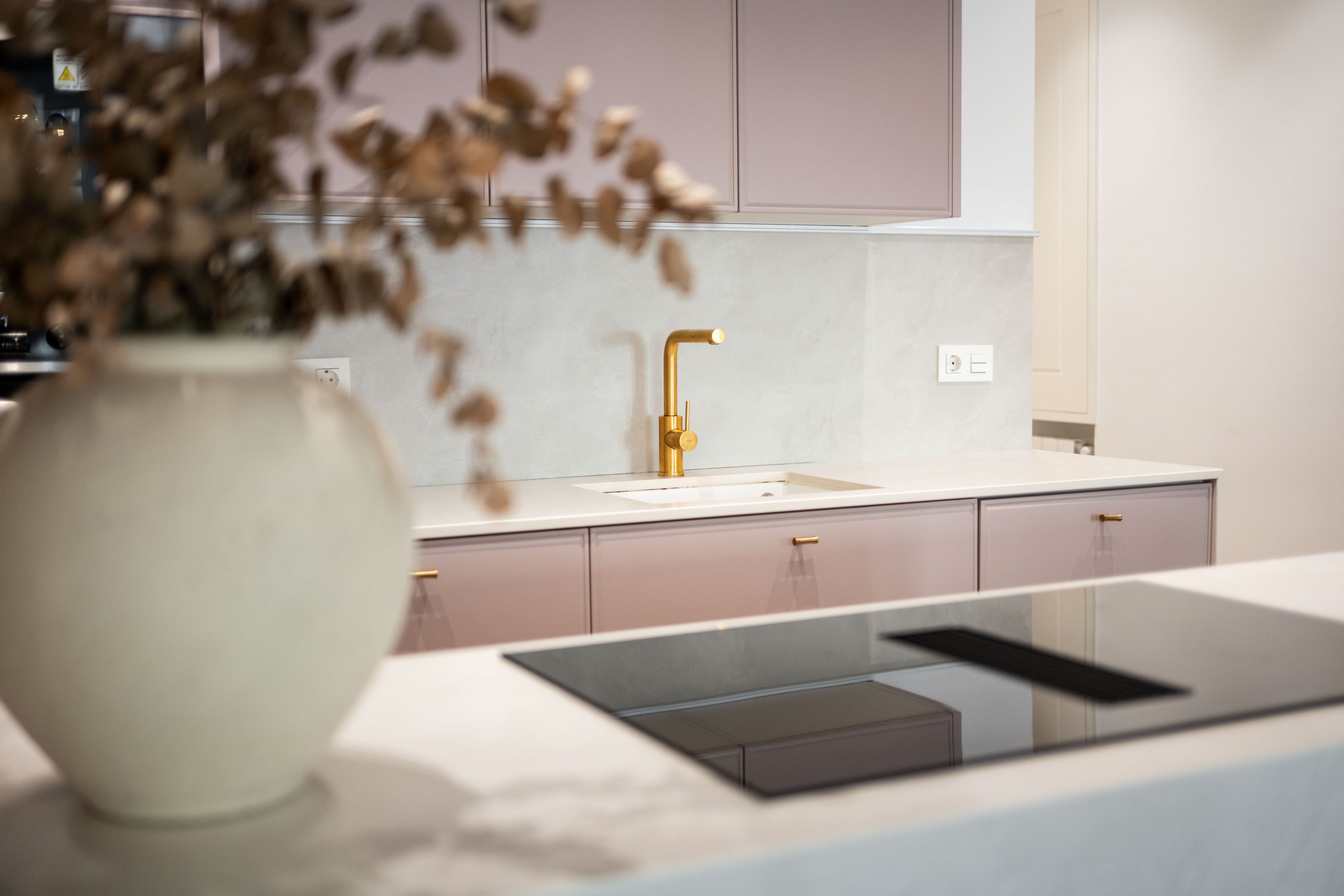 Kitchen island and natural stone details